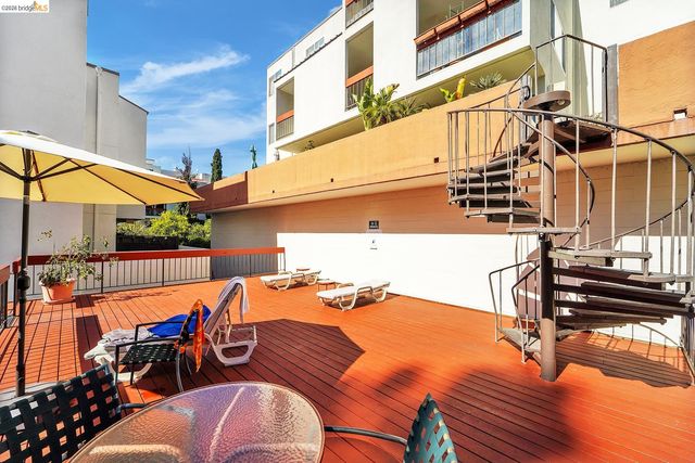2005 Pleasant Valley 215, Oakland, CA 94611