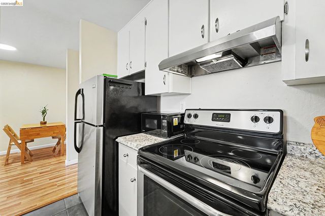 2005 Pleasant Valley 215, Oakland, CA 94611