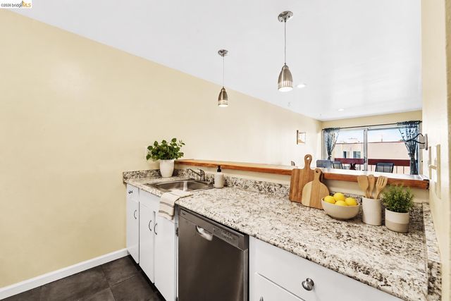 2005 Pleasant Valley 215, Oakland, CA 94611