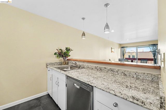 2005 Pleasant Valley 215, Oakland, CA 94611