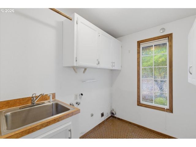 675 VALLEYWOOD Dr Se, Salem, OR 97306