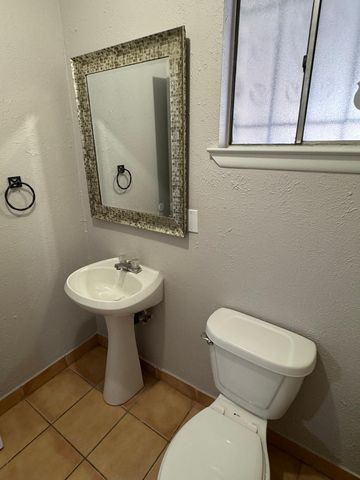 2551 Aspen Avenue NW B, Albuquerque, NM 87104