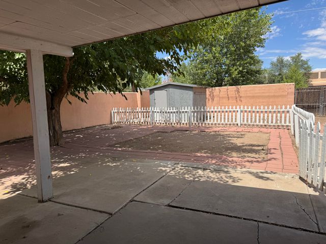 2551 Aspen Avenue NW B, Albuquerque, NM 87104