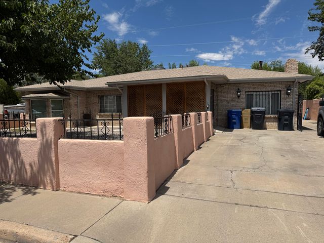 2551 Aspen Avenue NW B, Albuquerque, NM 87104