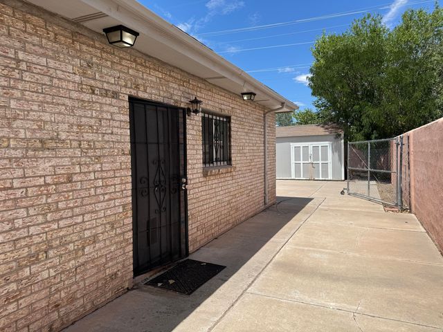 2551 Aspen Avenue NW B, Albuquerque, NM 87104