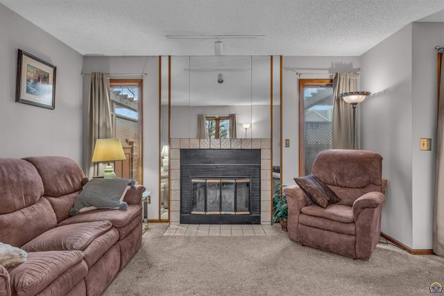 5657 SW Hawick LN, Topeka, KS 66614