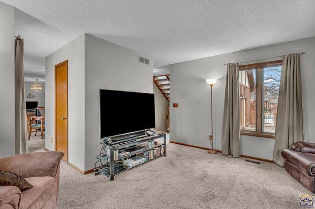 5657 SW Hawick LN, Topeka, KS 66614