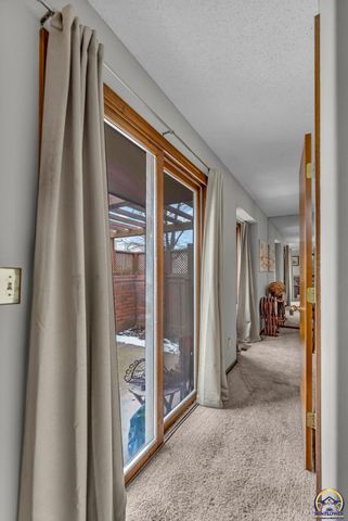 5657 SW Hawick LN, Topeka, KS 66614