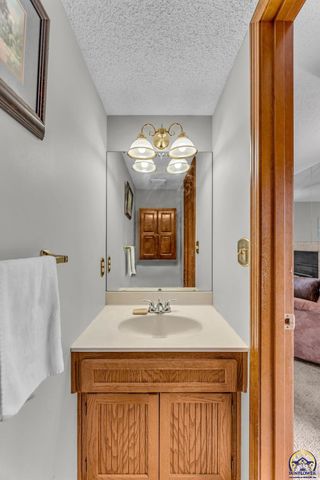 5657 SW Hawick LN, Topeka, KS 66614