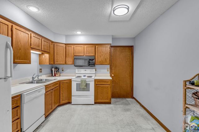 5657 SW Hawick LN, Topeka, KS 66614