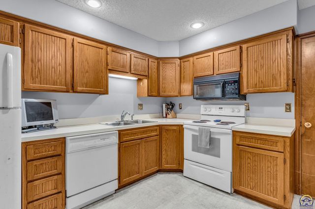 5657 SW Hawick LN, Topeka, KS 66614