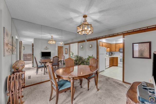 5657 SW Hawick LN, Topeka, KS 66614