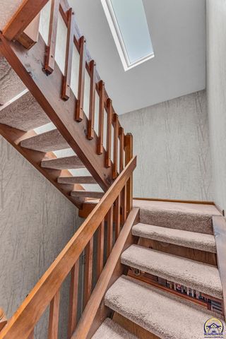 5657 SW Hawick LN, Topeka, KS 66614