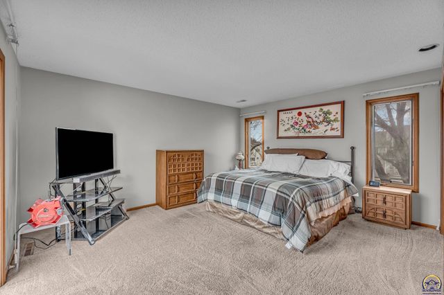 5657 SW Hawick LN, Topeka, KS 66614