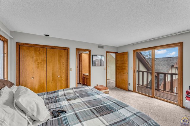 5657 SW Hawick LN, Topeka, KS 66614