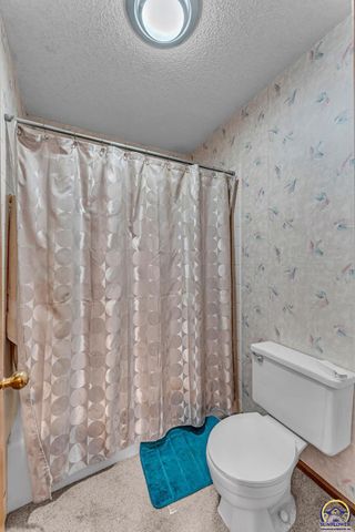 5657 SW Hawick LN, Topeka, KS 66614