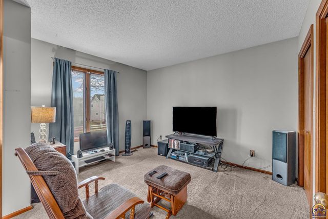 5657 SW Hawick LN, Topeka, KS 66614