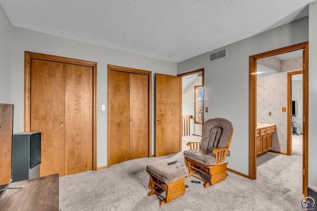 5657 SW Hawick LN, Topeka, KS 66614