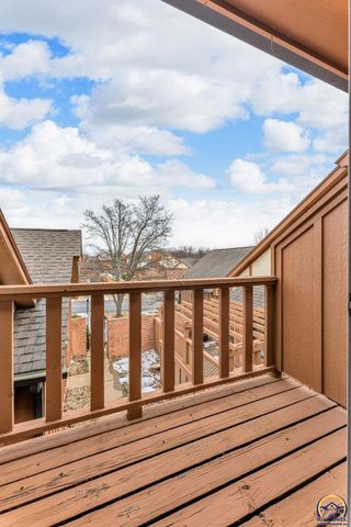 5657 SW Hawick LN, Topeka, KS 66614