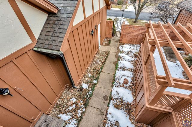 5657 SW Hawick LN, Topeka, KS 66614