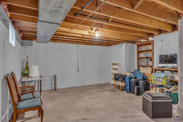 5657 SW Hawick LN, Topeka, KS 66614