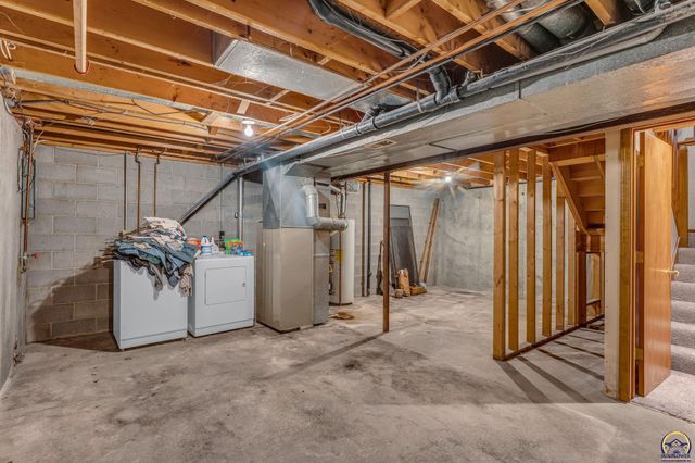 5657 SW Hawick LN, Topeka, KS 66614