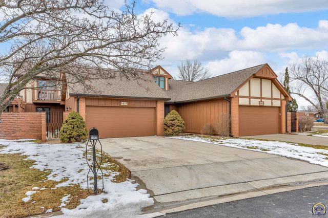 5657 SW Hawick LN, Topeka, KS 66614