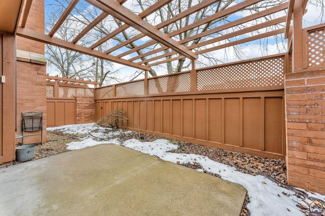 5657 SW Hawick LN, Topeka, KS 66614