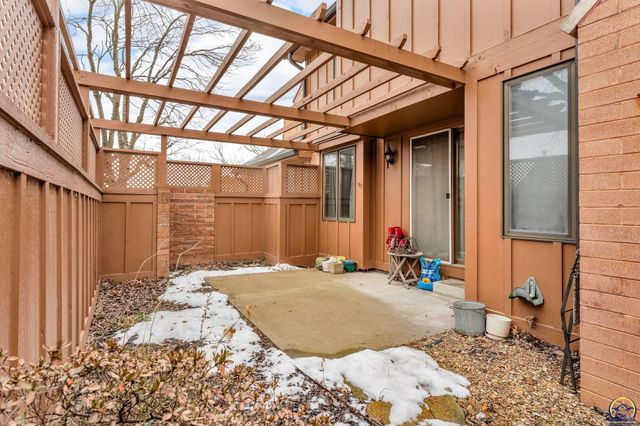 5657 SW Hawick LN, Topeka, KS 66614