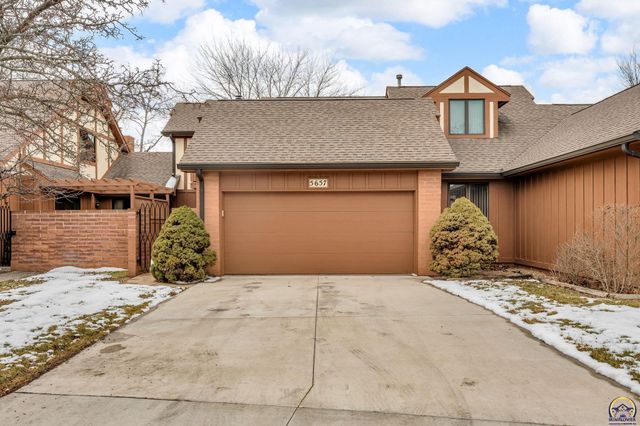 5657 SW Hawick LN, Topeka, KS 66614