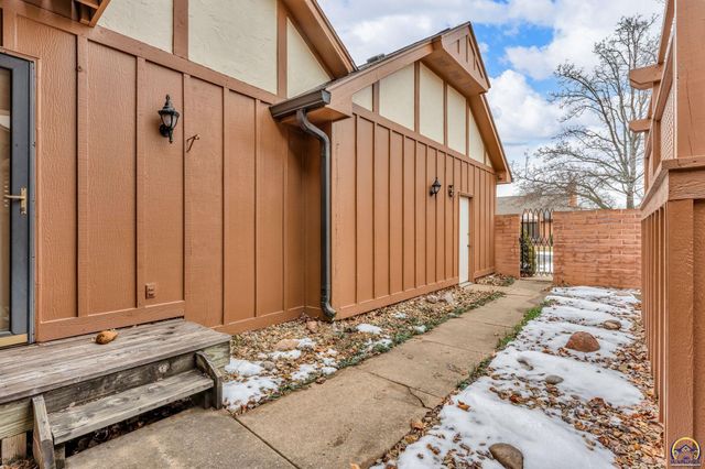 5657 SW Hawick LN, Topeka, KS 66614