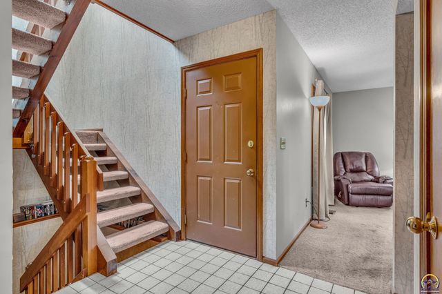 5657 SW Hawick LN, Topeka, KS 66614