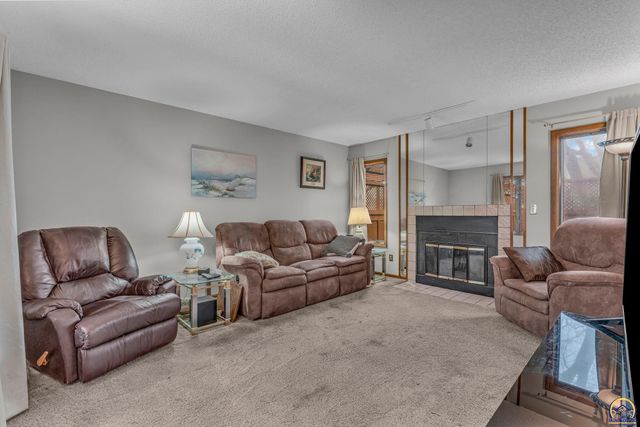 5657 SW Hawick LN, Topeka, KS 66614