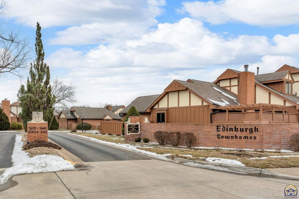 5657 SW Hawick LN, Topeka, KS 66614