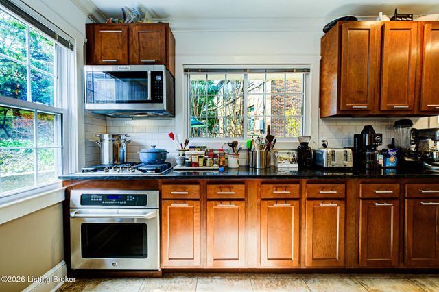 2468 Grinstead Dr, Louisville, KY 40204
