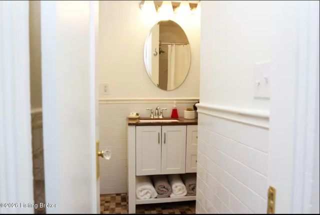 2468 Grinstead Dr, Louisville, KY 40204