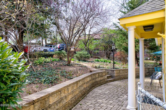 2468 Grinstead Dr, Louisville, KY 40204