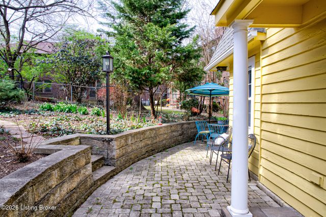 2468 Grinstead Dr, Louisville, KY 40204