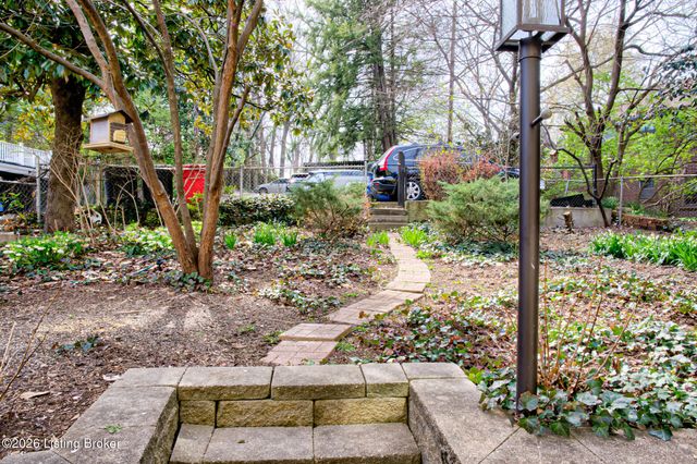 2468 Grinstead Dr, Louisville, KY 40204