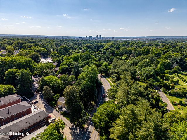 2468 Grinstead Dr, Louisville, KY 40204