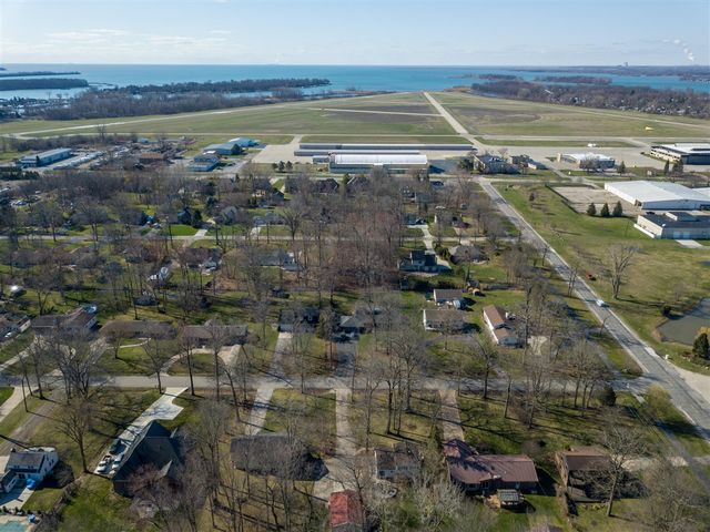 9137 Rucker Road, Grosse Ile, MI 48138