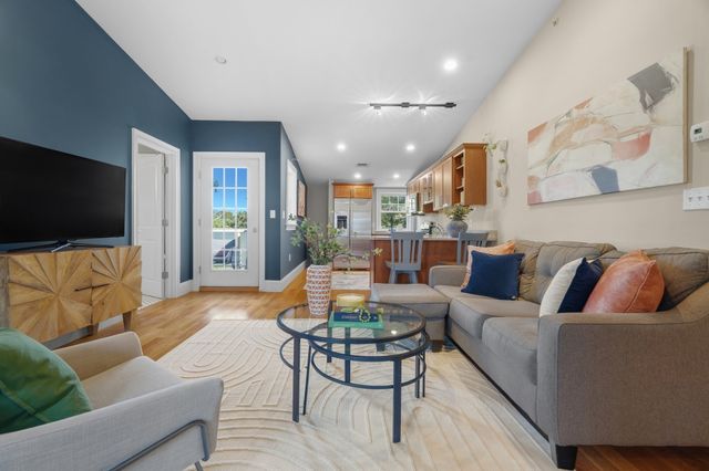 224 Florence St 10, Boston, MA 02131
