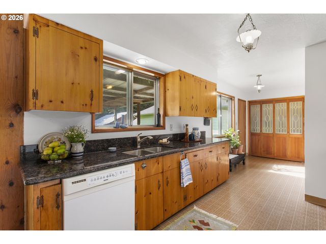 14516 LIVESAY Rd, Oregon City, OR 97045