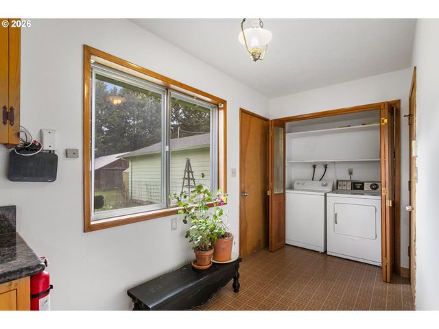 14516 LIVESAY Rd, Oregon City, OR 97045