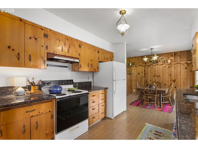 14516 LIVESAY Rd, Oregon City, OR 97045