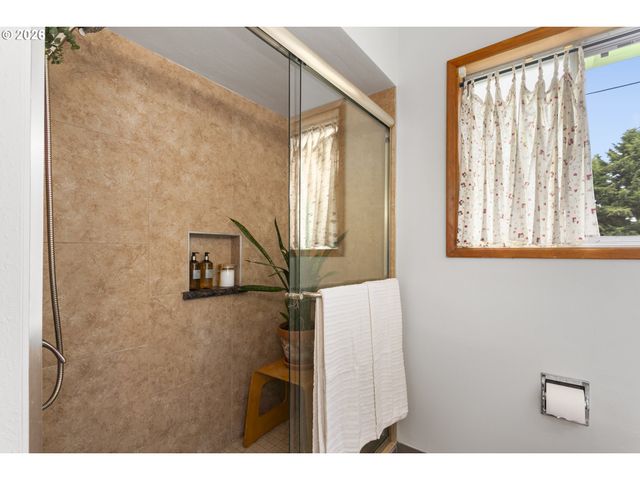 14516 LIVESAY Rd, Oregon City, OR 97045