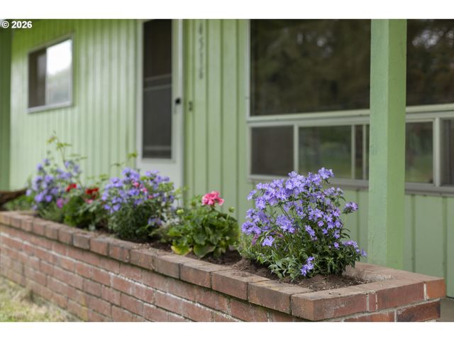 14516 LIVESAY Rd, Oregon City, OR 97045