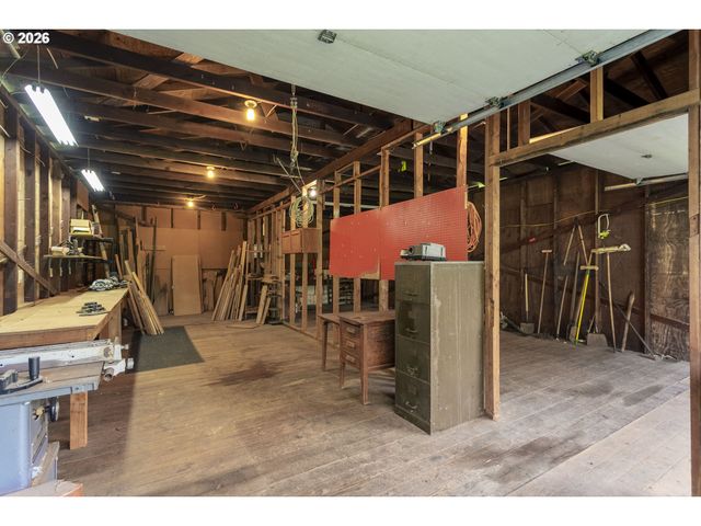 14516 LIVESAY Rd, Oregon City, OR 97045