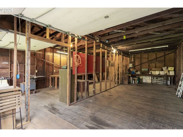 14516 LIVESAY Rd, Oregon City, OR 97045