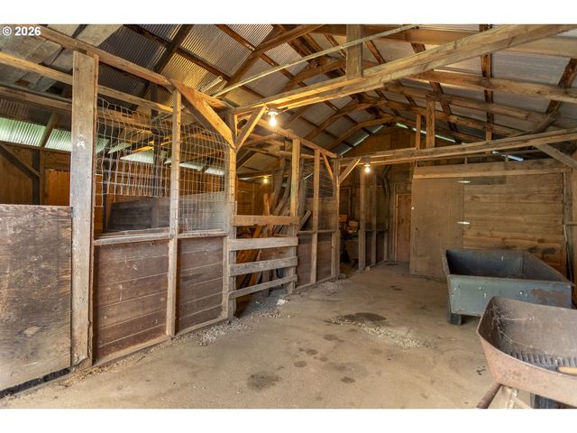 14516 LIVESAY Rd, Oregon City, OR 97045